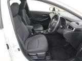 包み込むようなホールド感のあるシートでお車の操作性だけでなく、運転中の疲れも軽減!長時間の運転やお体をしっかりサポートします!