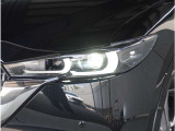 【LEDヘッドライト】悪天候や夜間走行時も良好な視界を確保し安心して運転できる高輝度LEDヘッドライトを装備。明るい上に点灯速度が早く消費電力も抑えられています。