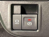 指先だけで簡単に操作が可能な電動パーキングブレーキを採用。「HOLD」スイッチを押すと、渋滞や信号待ちなどでブレーキペダルから足を離しても、ブレーキを保持するので安心です