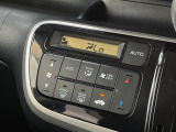 【オートエアコン】一度お好みの温度に設定すれば、車内の温度を検知し風量や温度を自動で調整。暑い&hellip;寒い&hellip;と何度もスイッチ操作をする必要はありません。快適な車内空間には必須の機能ですね♪