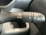 車外の明るさに応じでライトを点灯、消灯してくれるオートライト機能です☆お天気の良い昼間のトンネル走行などオートにしてると便利で安心です☆エンジン停止時にライトの消し忘れも無くなります☆