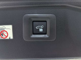 パワーバックドアです。荷物を持っていても、ボタンを押すだけで簡単に開閉ができます。