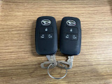【スマートキー】 スマートキーを携帯していれば、ドアハンドルのボタンを押してロックの解除ができ、パワースライドドア(左側)もワンタッチで開閉できます。