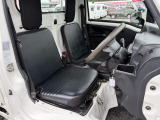 運転席シート廻りは使用感も少なく、良好な状態となっています。前オーナー様が丁寧に使っていたことがよくわかりますね。