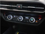【オートエアコン】温度を設定すれば自動で快適な車内温度を保ちます。エアコン内部の高性能脱臭フィルターで車内のアレルゲンや花粉を除去。