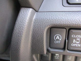 アイドリングストップ機能付です。特別な操作をしなくても、普段通りの運転をするだけで、エコドライブができる機能です。OFFボタンがありますので、必要に応じて使い分けてください。