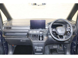 操作性に優れた運転席となります!小物入れや各ボタンの配置にこだわり、使いやすいです!座り心地もよく視認性も良好なのでロングドライブもお任せ下さい!