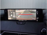 【360&deg;ビュー・モニター】専用カメラにより上から見下ろしたような視点で360度クルマの周囲を確認することができます。駐車が苦手な方でも縦列駐車や幅寄せ時に活躍してくれます。