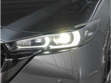 【LEDヘッドライト】悪天候や夜間走行時も良好な視界を確保し安心して運転できる高輝度LEDヘッドライトを装備。明るい上に点灯速度が早く消費電力も抑えられています。