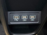 外部機器の接続ができます!もちろん電子機器の充電ができるUSBジャックも付いております!