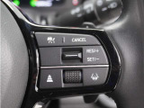 ◆アダプティブクルーズコントロール◆予め設定した車速内でクルマが自動的に加減速。前走車との適切な車間距離を維持しながら追従走行します。【LKAS】車線維持支援システムでステアリング操作を支援。
