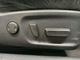 【パワーシート】電動でシートポジションの変更が可能です。手動式より細かくシート設定が可能ですのでより快適な姿勢でドライブを楽しんで頂けるでしょう。