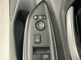 狭い駐車場で便利な電動格納ドアミラーが付いています。