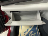 【グローブボックス 】車検証や取扱説明書などの書類を収納するスペースです(^^)
