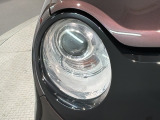 ディスチャージヘッドライト搭載でしっかり明るく照らしてくれるので、夜間走行や不慣れな道でも安心です。