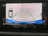 ギアをリバースに入れると車両後方の映像を映し出します。画面にはガイドラインが表示され、車庫入れや縦列駐車などの際に安全確認をサポートします。