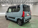 車内は明るくて見通しが良く、初めての方でも運転しやすい印象です。天井が高く圧迫感がないので、お子さまとのお出かけも快適に過ごせます。