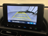 リバースギアに入れるだけで後方の表示へ切り替わります。夜間や雨の日の駐車も楽になりますよ。