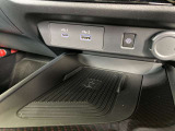 置くだけ充電機能やUSBポート付きで携帯の充電などに便利。