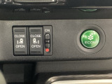 リアドアは乗り降りに便利な両側電動スライドドアです。また運転席に座っていながらスイッチ操作で自在にスライドドアを開け閉めできます。燃費に役立つECONボタンもここです。