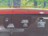 走行中に前方の車両等を認識し、衝突しそうな時は警報とブレーキで衝突回避と被害軽減をアシスト。より安全にドライブをお楽しみいただけます。