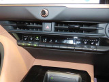 左右独立温度コントロールフルオートエアコンです。運転席、助手席それぞれで独立して温度設定ができます。冷え性の方が乗っても安心ですね♪