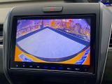 【バックカメラ】運転席から画面上で安全確認ができます。駐車が苦手な方にもオススメな便利機能です。