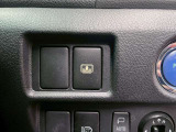 【電動リアサンシェード】高級車の後席に搭載されるサンシェードは電動格納致します。