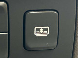 【電動リアサンシェード】高級車の後席に搭載されるサンシェードは電動格納致します。