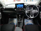 運転にかかわる様々な操作を安全に行えるように視点移動が少なく、操作性に配慮されたスイッチ類が凝縮されたコクピットです。
