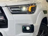 【LEDヘッドライト】悪天候や夜間走行時も良好な視界を確保し安心して運転できる高輝度LEDヘッドライトを装備!点灯速度が早く、消費電力も抑えられています。