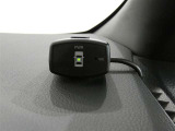 コーナーセンサーを車の前後に装備。障害物までの距離に応じて警告音を変えてお知らせ。縦列駐車時や駐車場・車庫などでの取り回しをサポートします。詳細は販売店スタッフまでおたずねください。