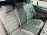 長時間運転でも疲れにくい設計の高品質シートを採用。姿勢が自然に決まり、街乗りから高速道路まで快適なドライブをサポートします。