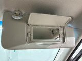 狭い駐車場で便利な電動格納ドアミラーが付いています。
