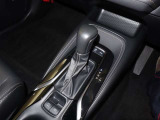 『電気式のパーキングブレーキ』になります。指一本で補助ブレーキのON.OFFが可能です。