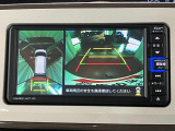 【パノラマモニター】 上から見下ろしたような映像が、運転の不安を軽くします。