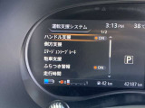 エマージェンシーブレーキは前方の車両や歩行者との衝突回避をサポートします。車両や歩行者と衝突の恐れがある時に警報とブレーキにより、運転者の衝突回避操作を支援します。