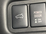 【パワーバックドア】スマートキーや運転席のボタンを押すだけでリアゲートが自動で開閉します!荷物を持っている時や、高い位置にあるバックドアを閉める際に便利な機能です♪