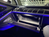 メルセデス純正パフュームアドバイザー搭載。車内を上質な香りで演出し、走行のたびに特別感を味わえます。ETC車載器はグローブボックス内に設置。