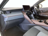 運転席周りのレイアウトをご覧ください。ナビゲーションが綺麗に装着されすっきり収まってますね!