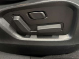 【パワーシート】電動でシートポジションの変更が可能です。手動式より細かくシート設定が可能ですのでより快適な姿勢でドライブを楽しんで頂けるでしょう。