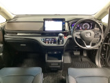 車内は光触媒抗菌消臭施工済です。インパネ周りはスタイリッシュなデザインで機能や装備も充実しています。グローブボックスやカップホルダーのほかにトレーなどたくさんの収納スペースが付いています。