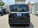 リヤバンパーに内蔵された音波センサーで後方の障害物を検知。駐車場などでのうっかり事故を予防します。