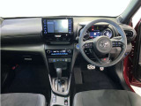 運転席周りのレイアウトをご覧ください。ナビゲーションが綺麗に装着されすっきり収まってますね!