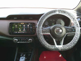 スッキリとした運転席回りになっています。