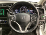 ハンドルにHondaセンシング系のクルーズコントロールやレーンキープアシストなどのスイッチと、オーディオの操作スイッチが装備されています。ハンドルから手を離さず安全に操作できます。