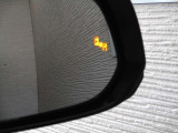 隣車線を走る車両をレーダーで検知し、ドアミラーでは確認しにくい後側方エリアに存在する車両に加え、急接近してくる車両も検知します。車両を検知するとドアミラーに搭載されたLEDインジケーターが点灯します。