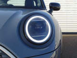 リング型のデイライトとウィンカーランプがなんともMINIならではで目立ちます!夜も安心な明るいLEDヘッドライトです!
