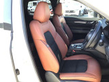 マツダ車のシートは人間工学に基づき設計されています。ハンドルを握る体勢が自然なポジションになるようにシートの作り込みをおこなっていますので、ロングドライブでも疲れにくいです!