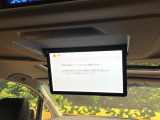 【フリップダウンモニター】大画面モニターで後席でもエンタメをお楽しみいただけます。小さなお子様にも大人気の装備です♪